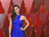 Herečka Jennifer Garner v kráľovskej modrej