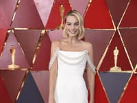 Herečka Margot Robbie ohúrila v minimalistickej bielej róbe
