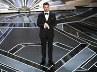 Televízny moderátor Jimmy Kimmel dodržal etiketu a dress code tohto výnimočného večera, ktorý sledoval celý svet