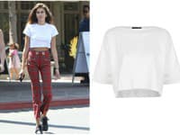 Biel bavlnený croptop je ideálny k výraznejším nohaviciam