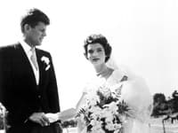 Bývalá prvá dáma Spojených štátov amerických Jackie Bouvier Kennedy patrí jednodznačne k ženám, ktoré sa do našej histórie zapísali aj svojím jedinečným štýlom