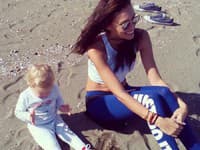 Modelka Magda Šebestová si pláž a beh užíva spoločne s dcérkou