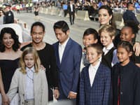 Herečka Angelina Jolie sa zvláda starať o svoju veľkú rodinu