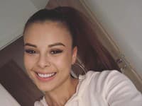 Brunetka je nesutále šťastná