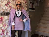 Jená fialová doplnená o bielu blúzku vytvára v prípade outfitu Aleny Pallovej romantický nádych
