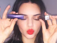 Z krátkeho videa supermodelky Kendall Jenner, ktoré natočila pre magazín Vogue, uvidíte, ako zo svojej tváre vykúzliť upravenú a pritom prirodzene pôsobiacu