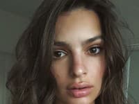 Krásna Emily Ratajkowski je aj vďaka svojej žiarivej pleti snom nejedného muža