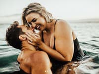 Jenna Kutcher sa len chcela pochváliť a osláviť svoju manželskú lásku, avšak nerátala s neprajnými narážkami na svoju postavu