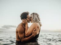 Jenna Kutcher chcela svetu len ukázať svoju lásku k manželovi, avšak dočkala sa  negatívnych komentárov na svoju postavu