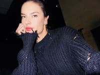 Aj pohodový look vie na Alessandre Ambrosio vyzerať božsky
