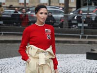 Známa milovníčka módy a ruská ikona Lena Perminova nedá na červenú dopustiť