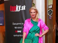 Mladistvé, svieže, farebné a pritom neskutočne žensky rafinované. Takto by sa dal charakterizovať výber outfitu Alenny Pallovej
