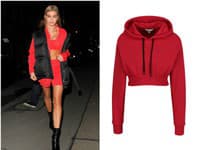 Červená croptop mikina vám dokáže vykúzliť naozaj sexi look