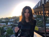 Je zjavné, že modelka Emily Ratajkowski si môže obliecť hocičo a bude vyzerať skvelo