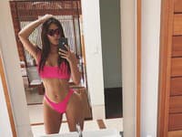 Výrazný strih nohavičiek Kim Kardashian skvelo formuje postavu