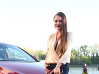 Speváčka Natália Hatalová jednoduchý outfit doplnila o výrazný rúž
