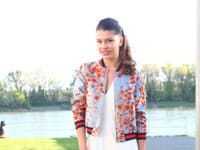 Riaditeľka Miss Slovensko Karolína Chomisteková zvolila príjemne jarný outfit oživený kvetovanou bundičkou
