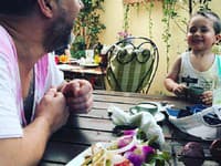 Manželk speváčky Zdenky Prednej, Oskar Rózsa, nedá na spoločné posedenie pri jedle so synom Oskarom dopustiť