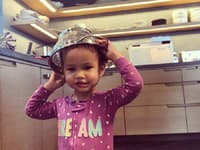 Dcérka modelky Chrissy Teigen, malá Luna, je šikovná aj v kuchyni