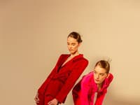 sako a nohavice (vľavo) ALTER ERA, sako a nohavice (vpravo) Kristína Poláčková (drobne store & atelier), topánky NEHERA