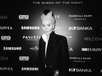Daphne Guinness osobne otvorila výstavu QUEEN OF THE NIGHT v Bratislave