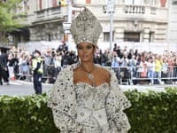 Rihanna v Maison Margiela šatách