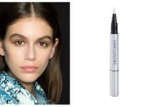 Jemné zakrytie nedostatkov pleti zvládnete pomocou krycieho korektoru, ktorý s radosťou nahradí aj hutný make- up