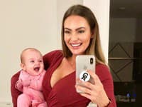 Mladá mamička Emily Skye vyzerá už teraz takmer dokonale