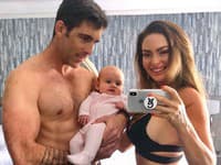 Fitnesska Emily Skye na svojom tele tvrdo pracuje aj po pôrode 