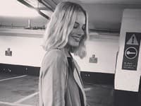 Krásna herečka Margot Robbie presne vie, ako zvládnuť hodiny na opätkoch bez bolesti