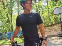 Treba uznať, že to spevákovi Pavlovi Haberovi to na bicykli neuveriteľne sekne