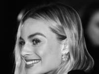 Herečka Margot Robbie miluje ležérny štýl. Aj preto si čas na opätkoch dokáže zjednodušiť ľahkým trikom
