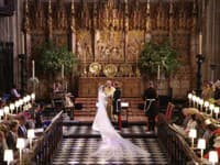 Krásne dlhá vlečka dokonale dopĺňala jednoduché šaty od Clare Waight Keller