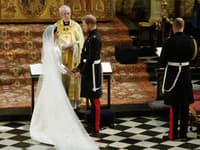Meghan Makle mala krásne šaty, ktoré dopĺňala dlhá vyšívaná vlečka