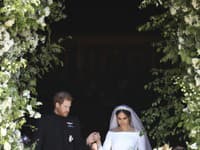 Mladomanželia vyšli z kaplnky Sv. Juraja spolu a s nadšením v tvárach