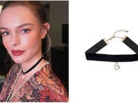 Zamatový choker s príveskom pôsobí zvodne