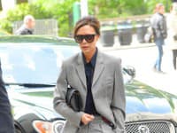 Módna návrhárka Victoria Beckham je ikonickou postavou vo svojom kostýme, doladiť ho vie tými pravými ženskými doplnkami