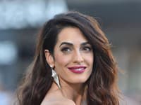 Krásnej právničke Amal Clooney nie je čo sa týka vzhľadu či kondície skutočne čo vytknúť