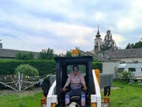 Jasmína je vždy a všade aj za každú srandu, ako sa povie a nebojí si sadnúť za volant ani takéhoto stroja 