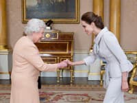 Angelina Jolie sa pri oficiálnom stretnutí s kráľovnou Alžbetou II. dozvedela aj zopár užitočných rád o výchove
