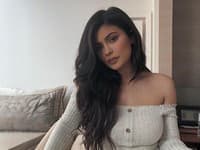 krásny Kylie Jenner svoje tehotenstvo síce držala v tajnosti, svojou dcérkou sa však už pýši naozaj naplno