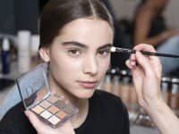Veľkým favoritom sezóny je Dior Backstage Eye Palette v odtieni 001, ktorá v sebe zahŕňa jemné teplé tóny