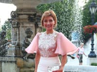 Monika Céreová zvolila jemné prepojenie ružovej a bielej farby a netradičného strihu šiat