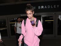 Taylor Hill je nežným dievčatkom v ružovej dokonca aj na letisku