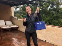Krásna Kritína Kormúthová je pri cestovaní spokojná v celočiernom outfite