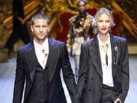Topmodelka Adriana Čerňanová zažiarila spolu priateľom Adamom na prehliadke Dolce and Gabbana