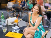 Krásna modelka je tiež rada kaviarňovou povaľačkou