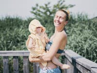 Vidieť, že Baša si úlohu mamy vychutnáva