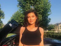 Kylie Jenner aj po pôrode vyzerá chudo, a to vďaka cvičeniu a jednoduchým trikom