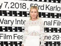 Modelka Daniela Peštová zvolila jemnú vyšívanú bielu róbu